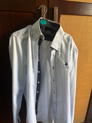 Camisa de vestir azul y blanca