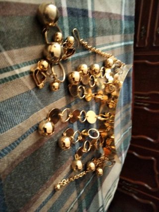 Collar gargantilla y pendientes dorados