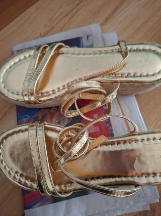 Sandalias Doradas con Plataforma