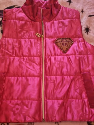Chaleco rosa con pedrería dorada