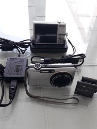Lote 2 Fotocamere Casio Exilim EX-FC100 e EX-Z600