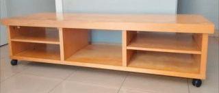 Mesa de TV de madera con ruedas