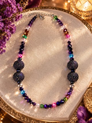 Collar de cristal y abalorios de fantasía
