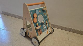 Andador de madera con actividades