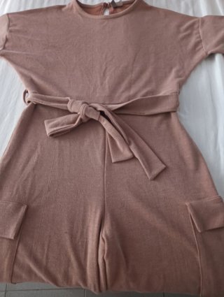 Mono beige con cinturón