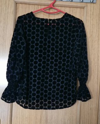 Blusa semitransparente de topos, de Zara