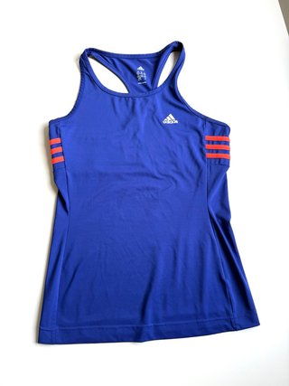 Camiseta deportiva Adidas azul con rayas