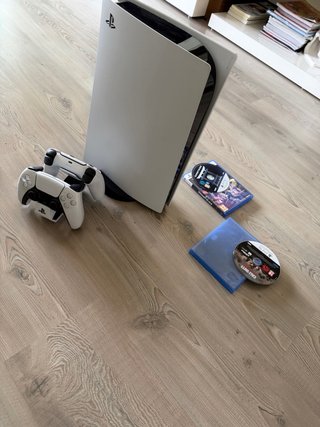 PS5 (PlayStation 5) con 2 mandos y 3 juegos