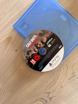 PS5 (PlayStation 5) con 2 mandos y 3 juegos