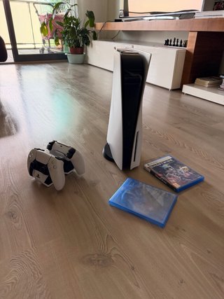 PS5 (PlayStation 5) con 2 mandos y 3 juegos
