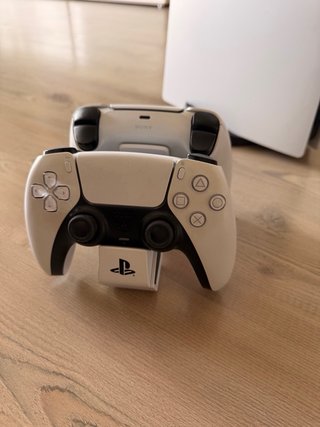PS5 (PlayStation 5) con 2 mandos y 3 juegos