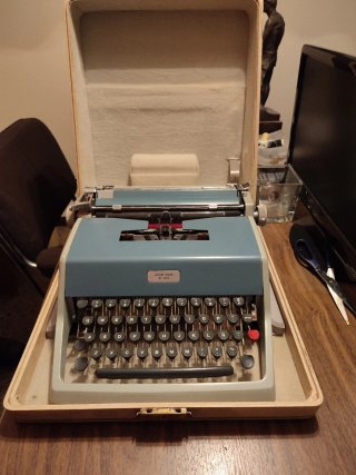 Máquina de escribir Olivetti Studio de Luxe