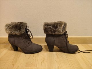 Botines grises con detalle de pelo
