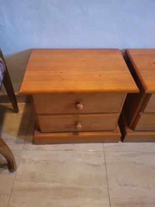 Set de 2 Mesitas de Noche de Madera