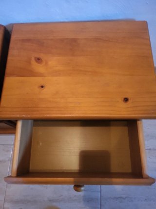 Set de 2 Mesitas de Noche de Madera