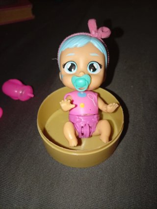 Muñeca bebé con chupete y biberón