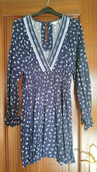 Vestido azul con estampado floral blanco