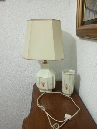 Lámpara de mesa y jarrón a juego