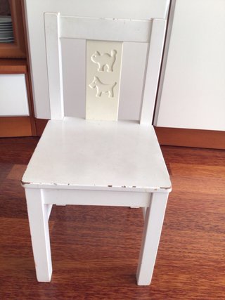 Silla infantil blanca con motivos animales