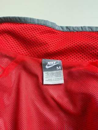 Chaqueta deportiva Nike gris y roja