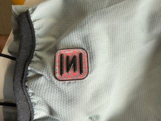 Chaqueta deportiva Nike gris y roja