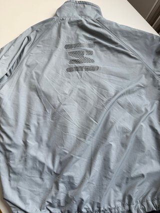 Chaqueta deportiva Nike gris y roja