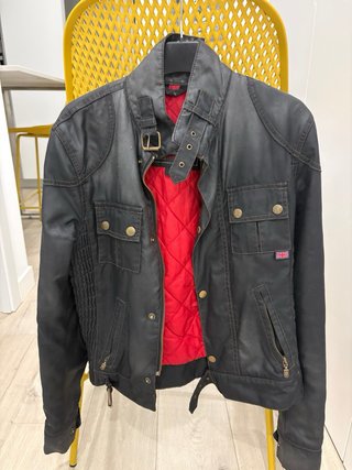 Chaqueta Belstaff negra con forro rojo