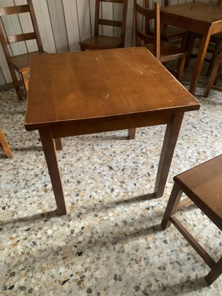 Conjunto de mesa y sillas de madera