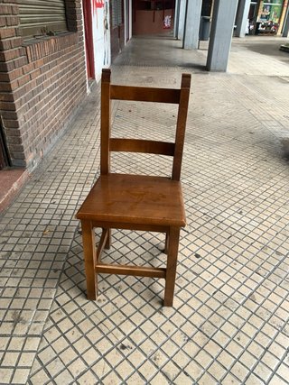 Conjunto de mesa y sillas de madera