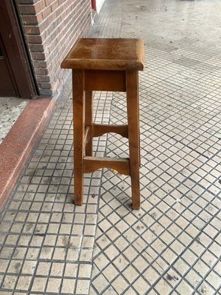 Conjunto de mesa y sillas de madera