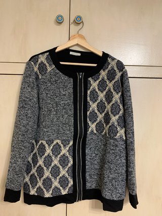 Chaqueta con cremallera y estampado