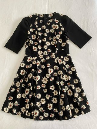 Vestido corto Zara negro con flores, falda plisada