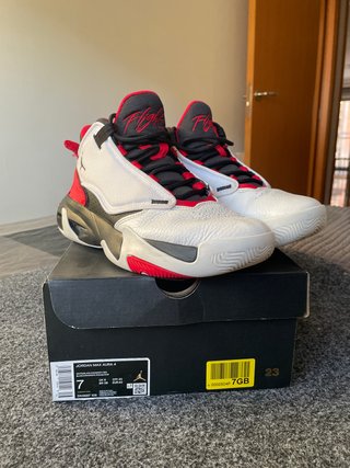 Jordan Max Aura 4 - Blancas, Rojas y Negras.