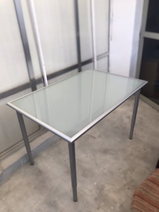 Mesa cristal opaco y metal plateado