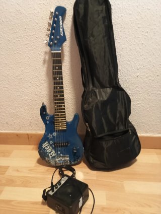 Guitarra eléctrica infantil azul. No envío