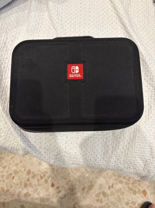Nintendo Switch con funda de transporte