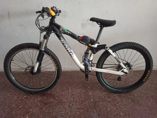 Kona Stinky 24 Eléctrica