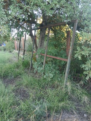 Puerta metálica rústica