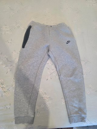 Pantalón Nike Tech Gris