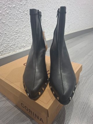 Botines Negros con Tachas Corina