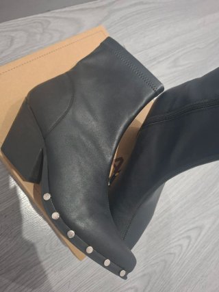 Botines Negros con Tachas Corina