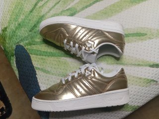 Bambas Adidas doradas unisex talla 40.5