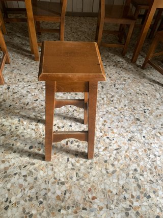 Set de mesas, sillas y banquetas de madera
