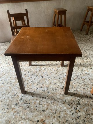 Set de mesas, sillas y banquetas de madera