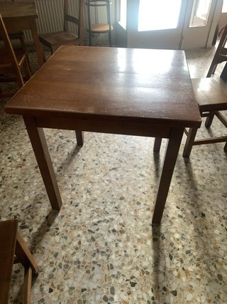 Set de mesas, sillas y banquetas de madera