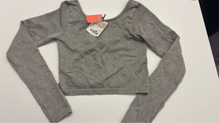 Top de manga larga gris Zara