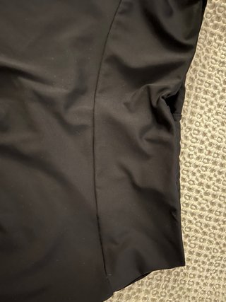 Falda de tenis negra con detalle blanco