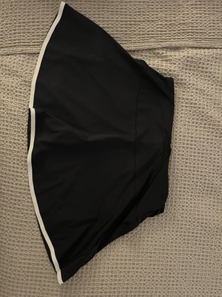 Falda de tenis negra con detalle blanco