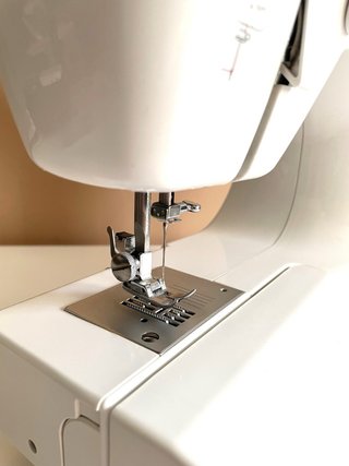 Máquina de coser Necchi con accesorios