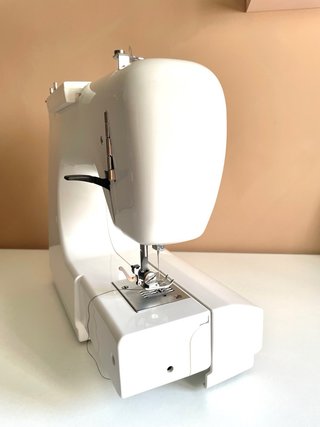 Máquina de coser Necchi con accesorios